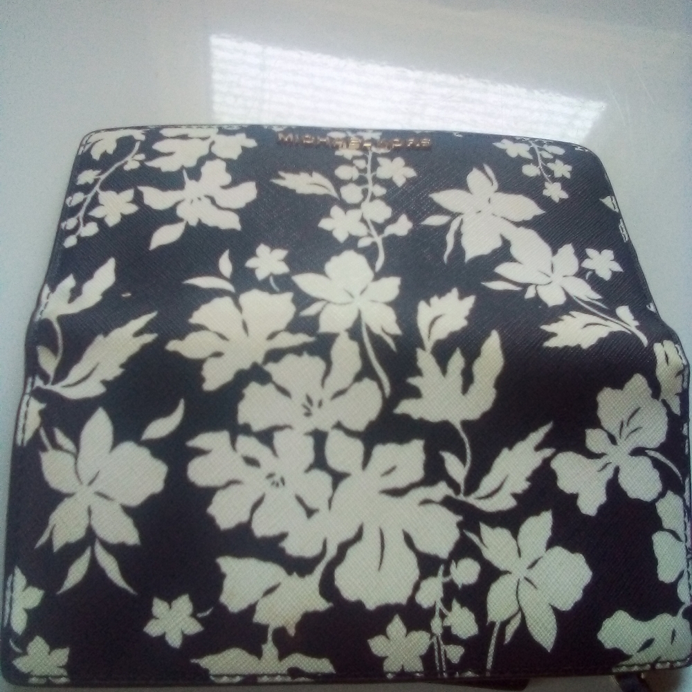 Michael Kors large wallet and card case holder - Picture 3 of 9